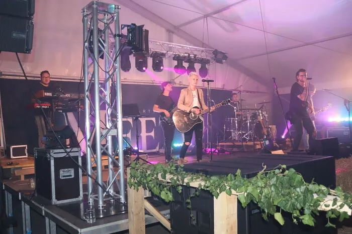 ... bevor die Partyband "MeetU" die Stimmung des diesjährigen LJ-Open-Air zum Überkochen brachten.