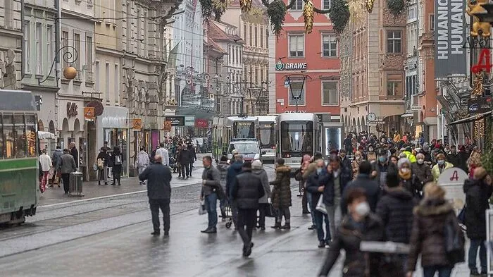Maskenpflicht im Freien? In der Herrengasse nein, an Öffi-Haltestellen ja