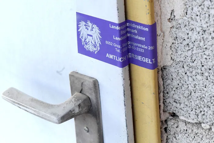 Die Türen des hauses und der Garage sind polizeilich versiegelt.