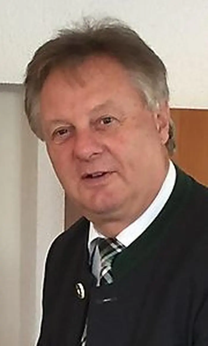 „Ein Geschoß weniger zu bauen, ist laut Investor und Planer unwirtschaftlich", sagt Bürgermeister Leopold Astner.