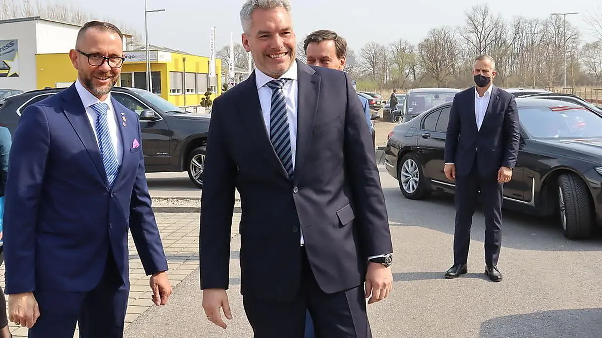 Bundeskanzler Karl Nehammer mit Liebochs Bürgermeister Stefan Helmreich (links)