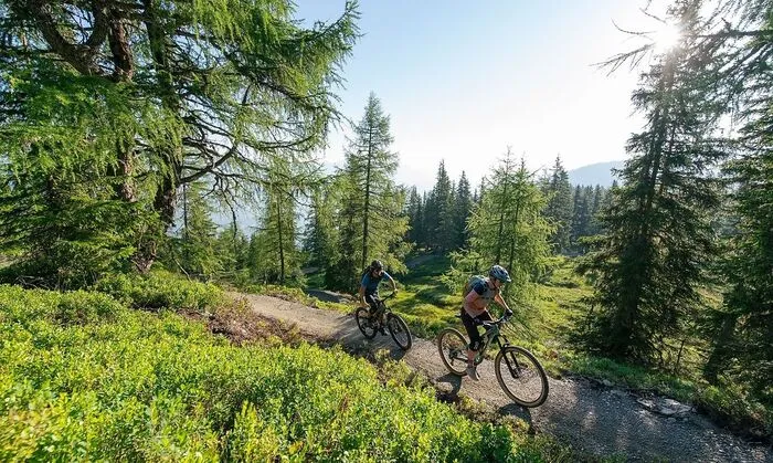 Über den Uphill Flow Trail geht es von der Planai Mittelstation zur Bergstation hinauf