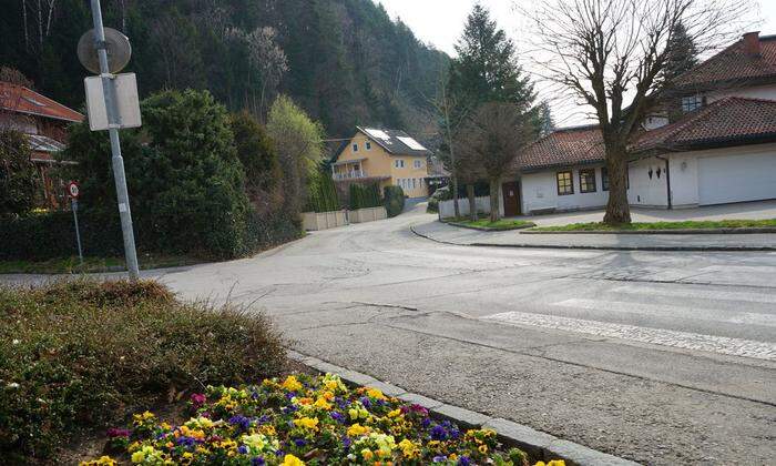 Ab der Kreuzung Mießtaler Straße wird die Edlinger Straße Richtung Osten bis zum städtischen Friedhof saniert