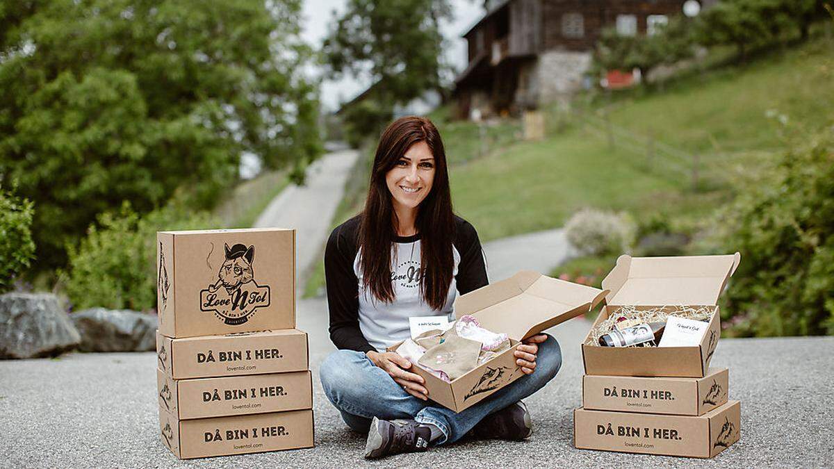 Petra Inkret mit ihren Geschenkboxen aus dem Tal