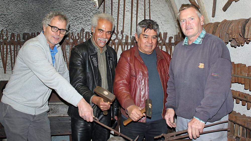 Hermann Lang, Michael Veselka und Künstler Fernando Crespo besuchten Reinhold Tippler (von links)
