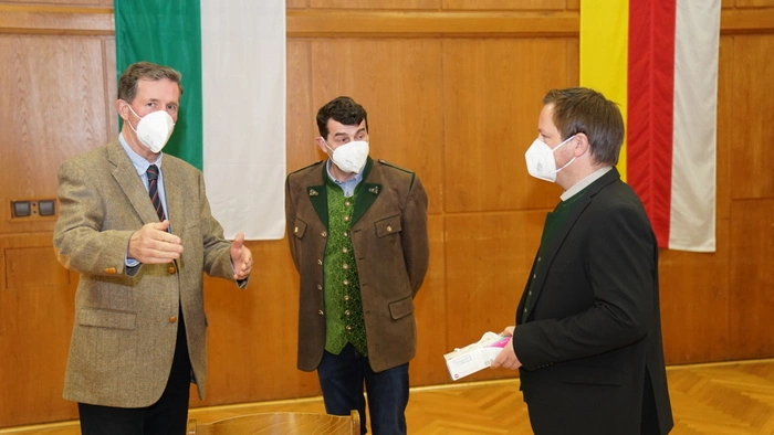 Lagebesprechung vor der Angelobung: Bezirkshauptmann Klaus Brandner nimmt bereits 19. Angelobung nach den Gemeinderatswahlen 2021 im Bezirk Spittal vor. Gottfried Kogler und Amtsleiter Christian Zirknitzer.