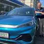 Martin Kienzl mit einem Atto 3 von BYD. Das Autohaus ist der erste obersteirische Anbieter der chinesischen Automarke