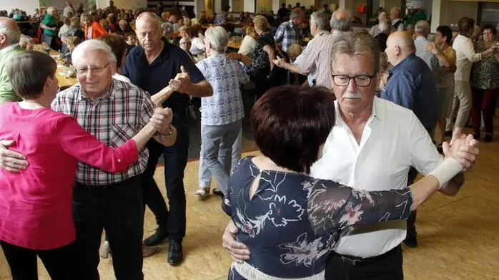Eine Vielzahl tanzbegeisterter Gäste stürmte die Tanzfläche zu den Klängen der Band „Feuer & Eis“ in der Kulturhalle von Großsteinbach.