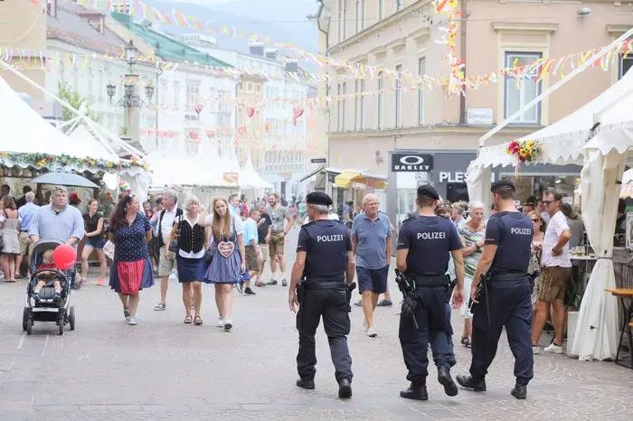70 Einsatzkräfte der Polizei sichern das Gelände und haben auch die Wetterlage im Blick