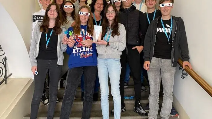 Das Filmteam der 3. Klassen der Mittelschule Gleisdorf und ihre Lehrerin Angelika Teller-Kainer mit dem Preis