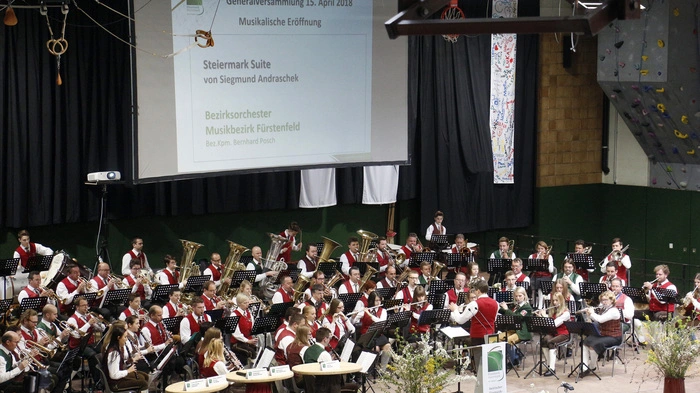 Eine festlich geschmückte Stadthalle und musikalische Eröffnung durch das Bezirksblasorchester Fürstenfeld:
