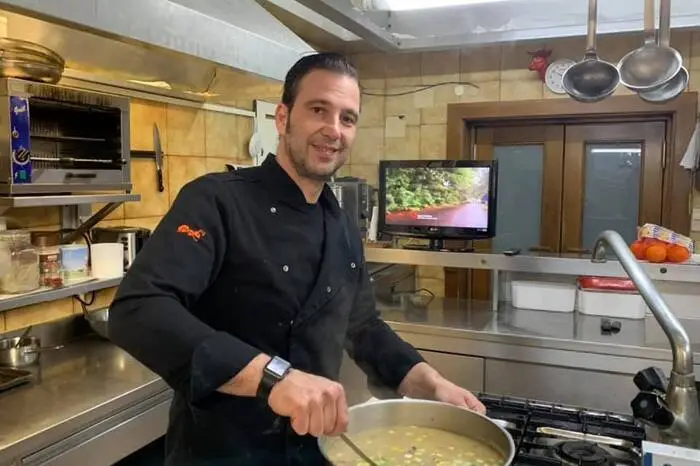 30 Stunden lässt Alfred Kreiner seine Ripperl garen. „Meine Kunden lieben die. Deshalb gibt es die auch zum Muttertag“, sagt er. Zur Auswahl stehen am Muttertag aus dem Landgasthaus Kreinerhof in Möllbrücke aber auch Meeresfrüchtespaghetti, Lachsforellen und Zwiebelrostbraten. Landgasthaus Kreinerhof, Tel. (04769) 2221