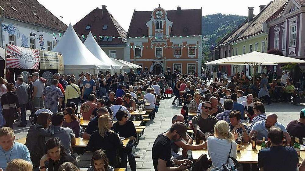 Erinnerungen an das Public-Viewing 2016: Der Hauptplatz war beim Street-Food-Festival mehr als voll
