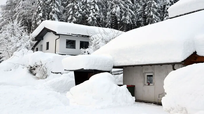 Der Raum Villach-Land versinkt im Schnee. Straßen sind gesperrt, Feuerwehren im Einsatz.