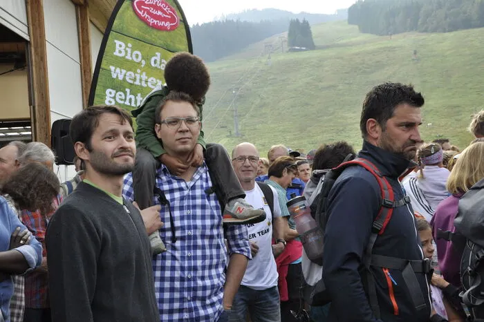 Warten auf die begehrten Rucksäcke.