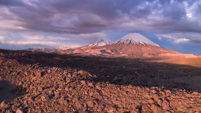 Auf 3.500 m Seehöhe liegt zwischen den Bergketten die Hochebene des Altiplano.