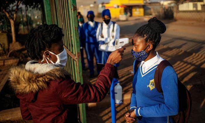 Fiebermessen vor Schulbeginn in Südafrika