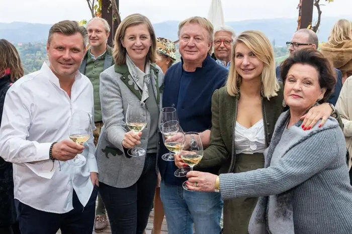 Rund 150 Gäste aus Gesellschaft, Politik und Wirtschaft unterhielten sich blendend. 