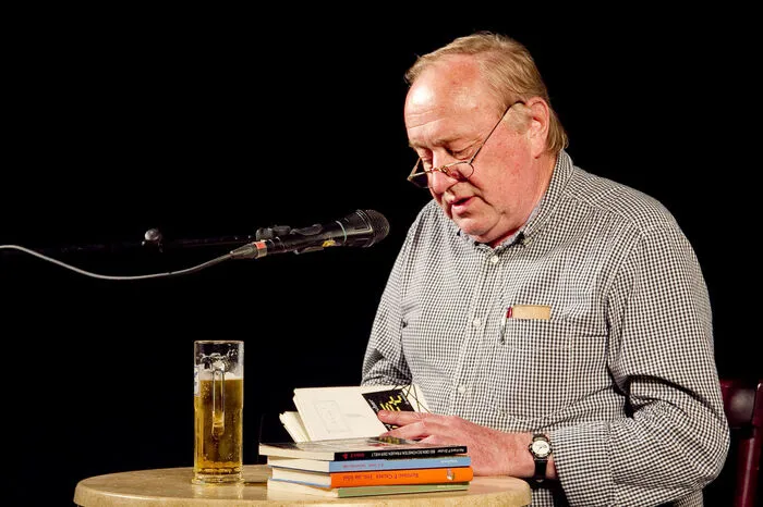 Zuspitzung, Übertreibung und das parodistische Spiel mit Textsorten waren von Beginn an die Stilmittel des Autors, dessen Gesamtwerk auch heute noch zwischen Satire, Ironie und Zynismus pendelt.