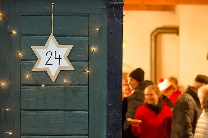 72 Aussteller hat der Adventmarkt in Hadres zu bieten. Das Angebot reicht von Strickwaren über Krippen, Holzschnitzereien, Schmuck, Taschen und Krippen bis hin zu Keksen, Glühwein, selbst gebrautes Bier und Schokofrüchten.