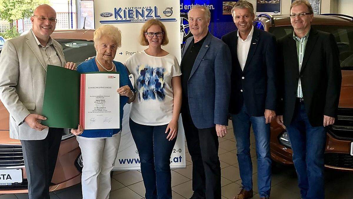 Stolz auf ihre Großmutter Maria ist Kerstin Kienzl, Wirtschaftskammer-Vertreter gratulierten