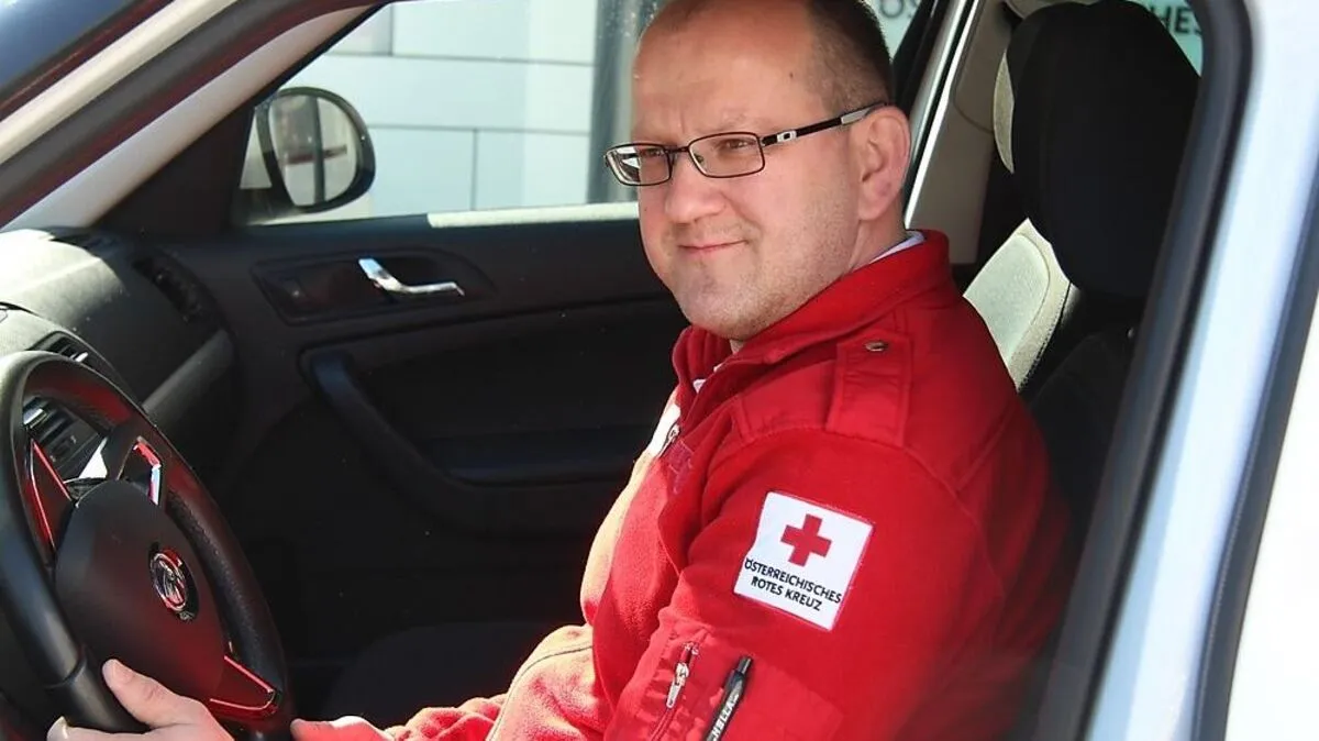 Georg Gasser hilft gerne Menschen und fährt gern Auto - im betreuten Fahrdienst verbindet er beides