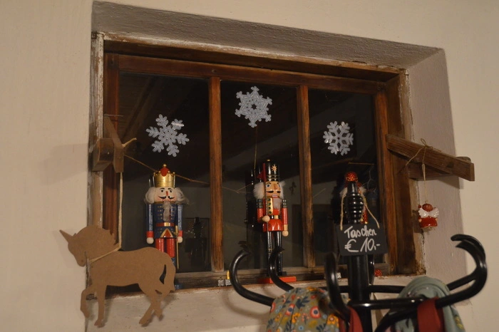 Wohin die Augen blickten, überall erblickte im liebevoll dekorierten Stadl Hinweise auf Weihnachten, die dem Ort eine besondere Stimmung verliehen.