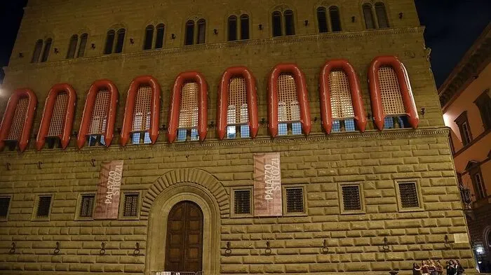 22 Schlauchboote an der Fassade des Palazzo Strozzi erregen die Gemüter in Florenz. Für manche ist die Installation gar eine "Schande".