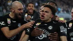 Jacob Hödl war der Goldtorschütze des SK Sturm und ließ sich feiern