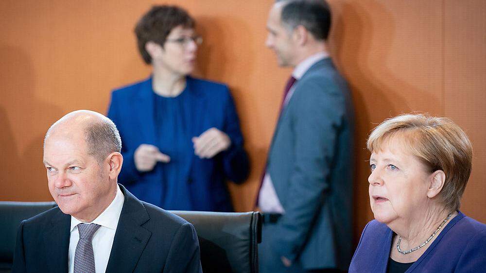 Finanzminister Olaf Scholz (SPD) und Bundeskanzlerin Angela Merkel (CDU) - im Hintergrund Verteidigungsministerin Annegret Kramp-Karrenbauer (CDU) und Außenminister Heiko Maas (SPD)