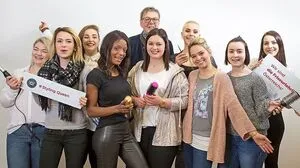 Von links: Marina Pichler (Salzburg), Vanessa Schwertführer (Wien), Lisa Mayerhofer (Tirol), Juliana Lemba (OÖ), Jennifer Muhic (Kärnten), Kim Hasler (Vorarlberg), Lisa Hoffmann (Steiermark), Tamara Fritz (Burgenland) Marlene Lettmüller (NÖ) im Hintergrund, –mit dem Bundesinnungsmeister 