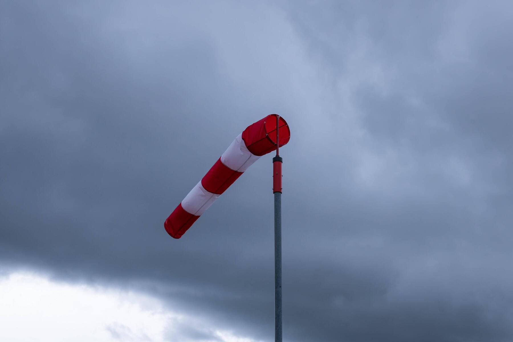 Kaltfront eingetroffen: Heftige Sturmfront fegte über Kärnten und deckte sogar Hausdach ab