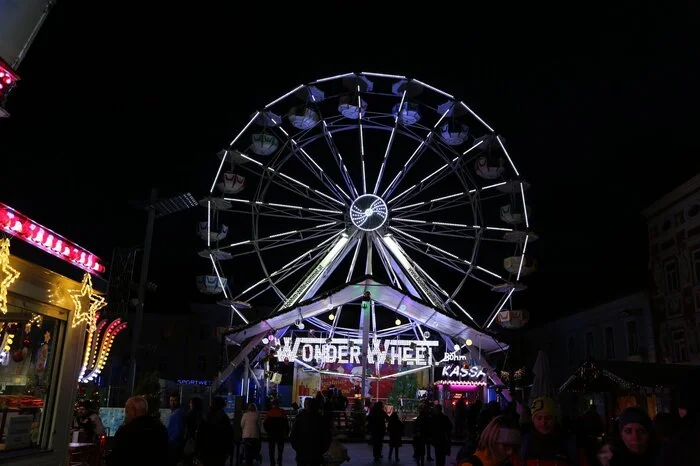 Riesenrad fahren, Glühwein trinken, Baumkuchen essen: Das alles geht in der Leobener Adventsstadt.