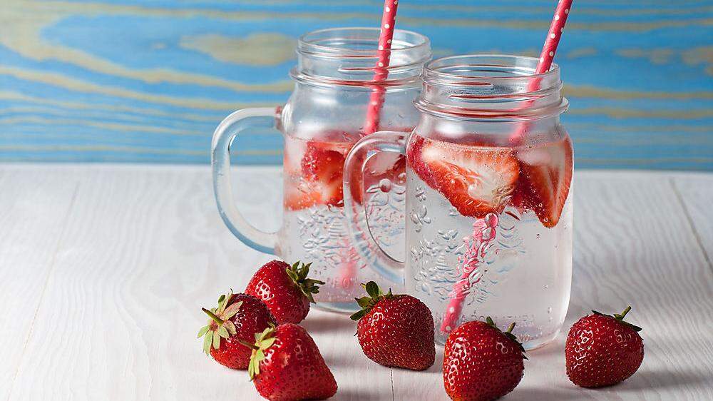 Wasser mit Geschmack: Erdbeeren geben ein zartes Aroma ab, vor allem duften sie herrlich