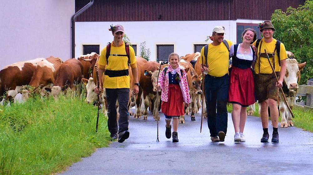 Valentina Ertl (Tochter von Dorli und Georg Ertl),  haben ihr Vieh trotz Regen heil ins Tal gebracht