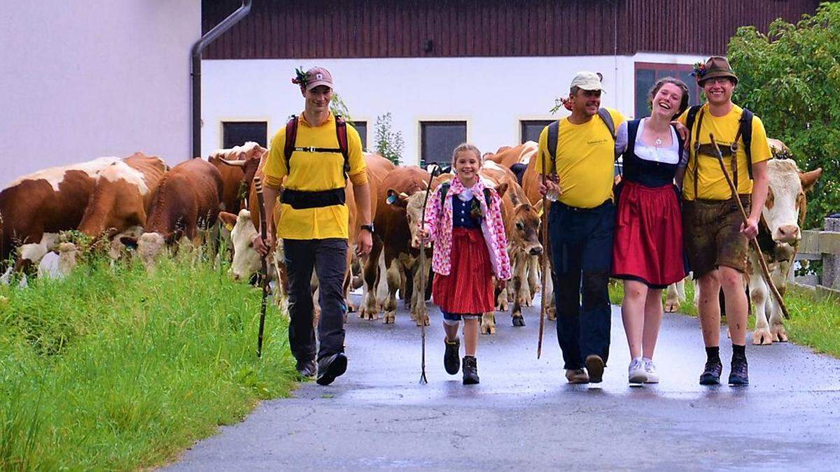 Valentina Ertl (Tochter von Dorli und Georg Ertl),  haben ihr Vieh trotz Regen heil ins Tal gebracht