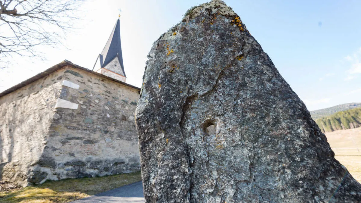 Gatterstein neben der Pfarrkirche Glödnitz 