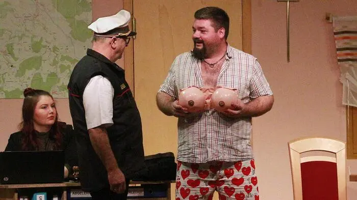 „Baby wider Willen“ von Bernd Gombold nennt sich der turbulente Schwank der Sing- und Spielgruppe Stein unter der Regie von Hannes Pichler, bei dem die Lachmuskeln aller Zuschauer noch bis Faschingssonntag ordentlich strapaziert werden.