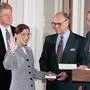 Ruth Bader Ginsburg bei ihrer Vereidigung am Höchstgericht im Jahr 1993 mit dem damaligen US-Präsidenten Bill ClintonRehnquist