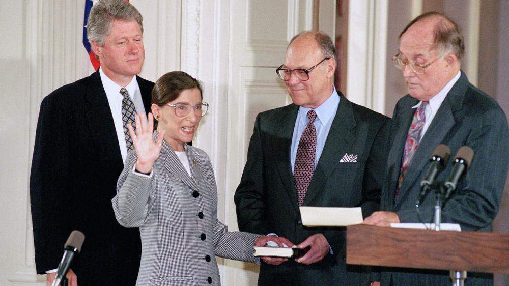 Ruth Bader Ginsburg bei ihrer Vereidigung am Höchstgericht im Jahr 1993 mit dem damaligen US-Präsidenten Bill ClintonRehnquist
