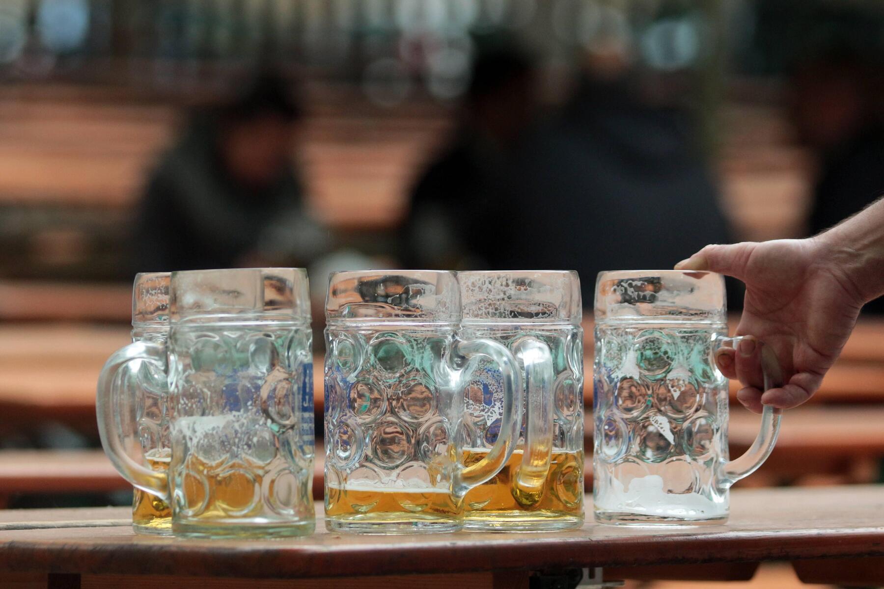 1,9 Promille am Steuer: Angeklagter stieg versehentlich in Polizeiauto und suchte Ladekabel