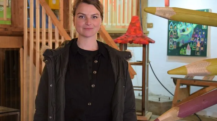 Teresa Katharina Binder ist ausgebildete Bühnen- und Kostümbildnerin, Malerin und Illustratorin. Zudem unterrichtet sie am Gymnasium Fürstenfeld.