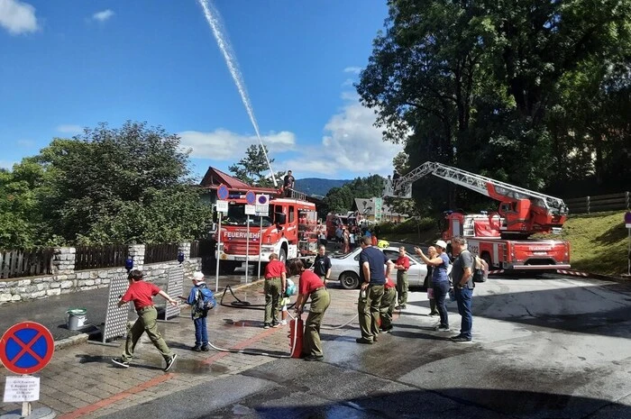Die Feuerwehr zeigte ihre hohe Einsatzbereitschaft und lockte viele Kinder zum Probieren mit den Feuerwehrgeräten an.