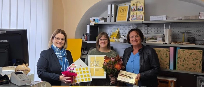 Drei Frauen hinter dem Tresen der Postpartnerstelle