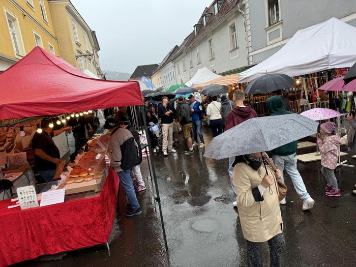 Es sind noch immer viele Menschen beim Kirtag unterwegs.