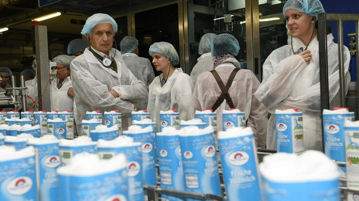 Die Teilnehmer am Unternehmertreff in Spittal besichtigten die modernsten Produktionsanlagen der Kärntnermilch, von der Anlieferung der Milch bis zum fertig verpackten Käse und den verschiedensten Milchprodukten.