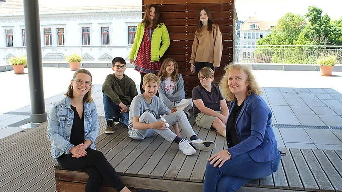 Die Initiatorinnen Teresa Stoiber und Sabine Battisti (vorne) mit Hannah Trost, Carlotta Veit, Emilia Friedrich, Roko Bergovec, Moritz Götz und Gero Klamminger 