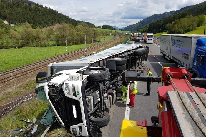 Der 59-jährige Fahrer aus Murau wurde eingeklemmt und verletzt.