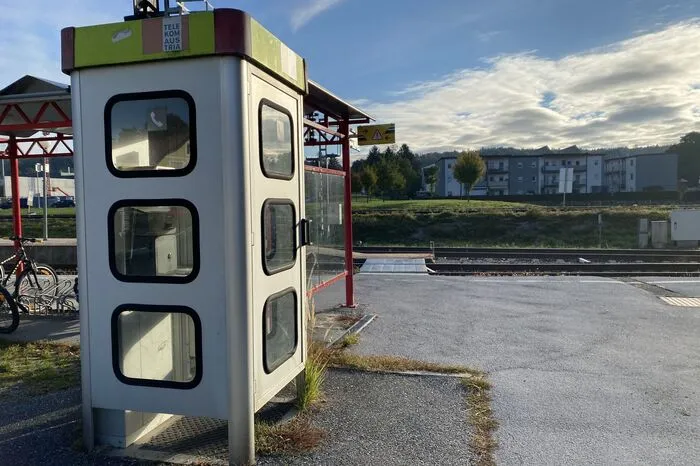Eine Telefonzelle am Bahnhof von St. Ruprecht an der Raab.