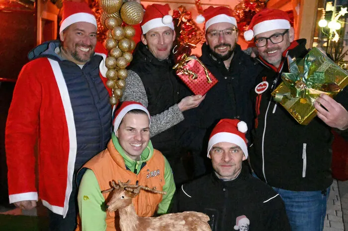 Sind für die Besucher im Weihnachtsdorf im Einsatz: Die Wirte Georg Mathiesl, Robert und Hans-Peter Moser, Gerald Smesovsky und (vorne) Michael Koch und Christoph Hofer mit ihren Teams.